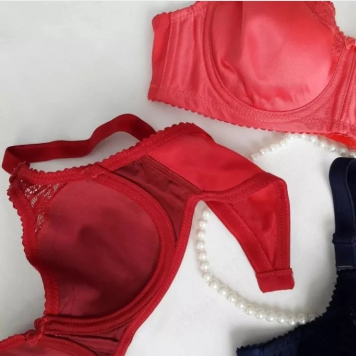 سوتین آوینا دارای یه لایه استری در رنگبندی زیبا