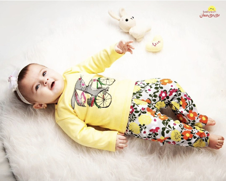 سرویس تکهباز نوزادی دخترانه پنبهای طرح خرگوش و دوچرخه – نمای تنخور بلوز و شلوار ست