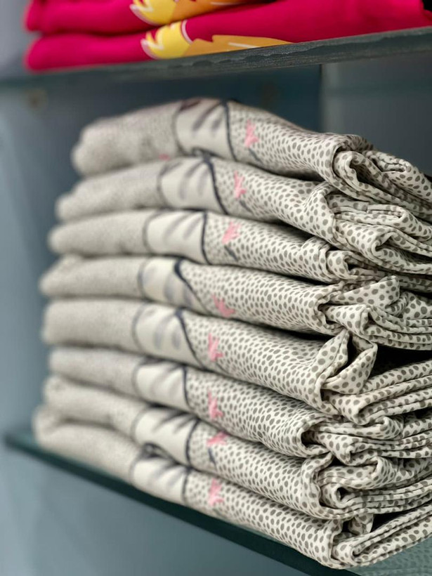 سرهمی بدون جوراب نوزادی دورو پنبه طرح هارپر سایزبندی 3 تا 18 ماهگی سرشونه و پمپرز دکمهای