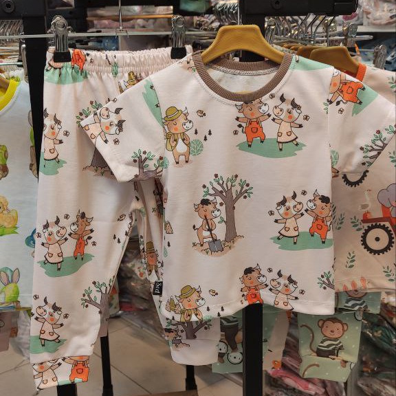 خرید ست لباس راحتی بچگونه جنس پنبه چاپ گاو های شاد سایزبندی موجود 35 مناسب 1 تا 2 سالگی