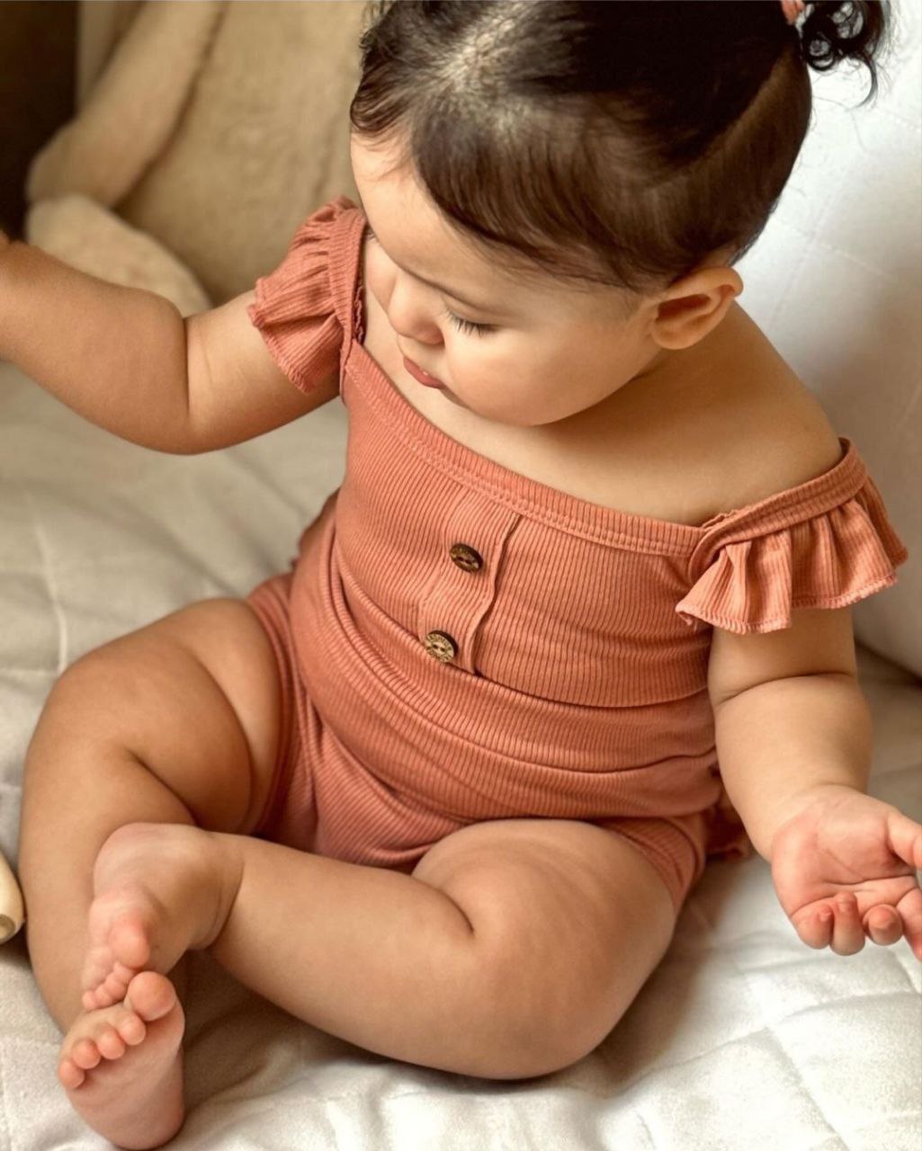 بادی و شورت دخترانه بیسکوییتی سایزبندی 1-3 مناسب نوزاد تا یکسال رنگبندی گلبهی،طوسی و خردلی