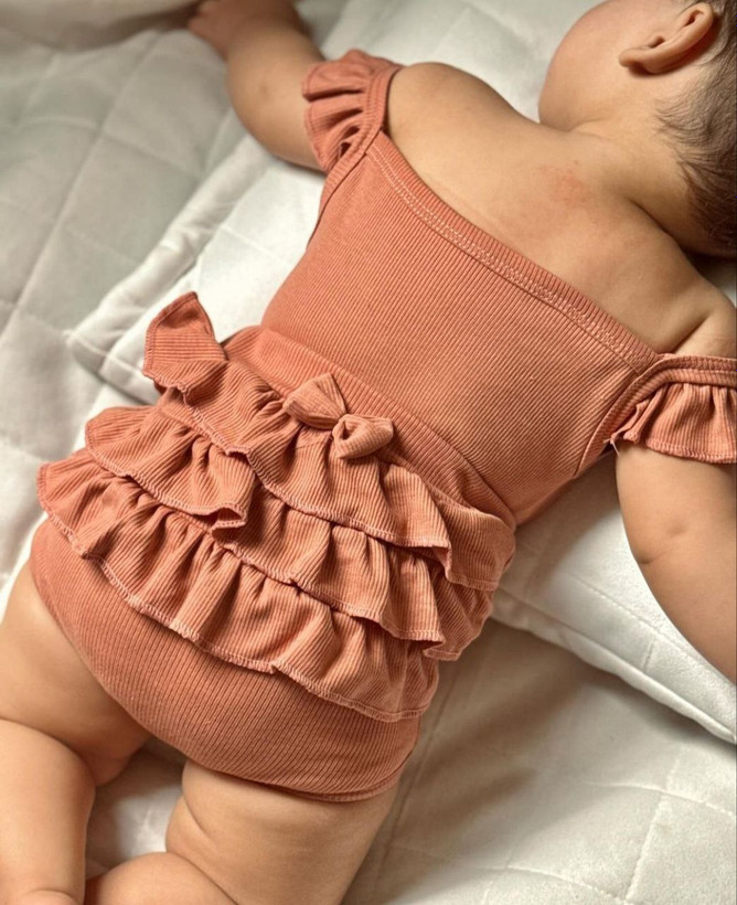 بادی و شورت دخترانه بیسکوییتی سایزبندی 1-3 مناسب نوزاد تا یکسال رنگبندی گلبهی،طوسی و خردلی