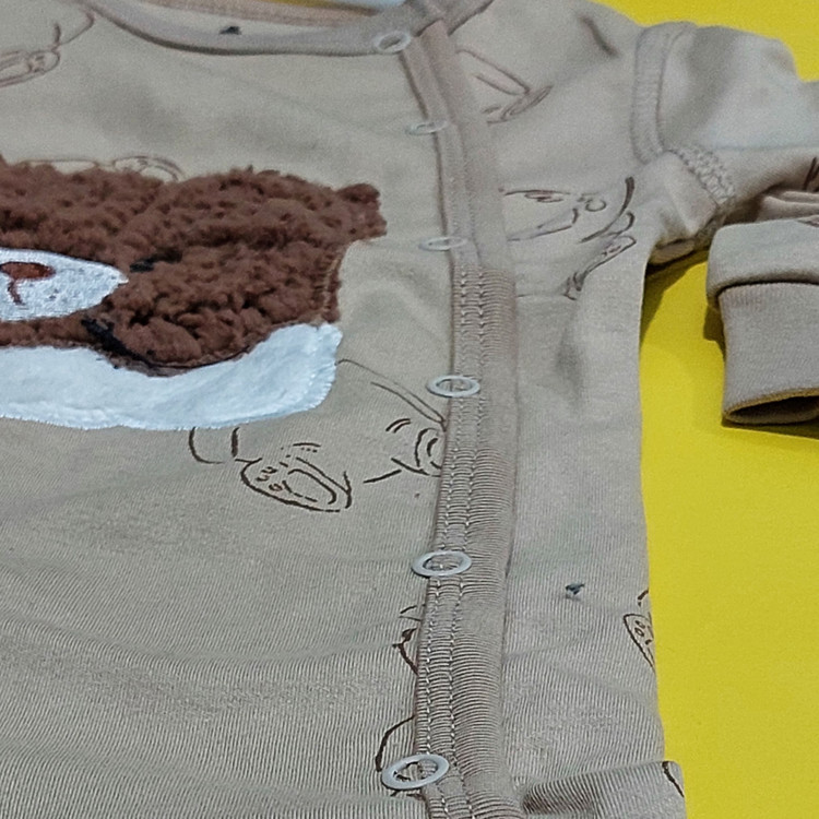 سرهمی پسرانه نوزادی جنس پنبه طرح گلدوزی تدی بغل دکمه دار مناسب نوزاد تا 24 ماهگی قهوه ای