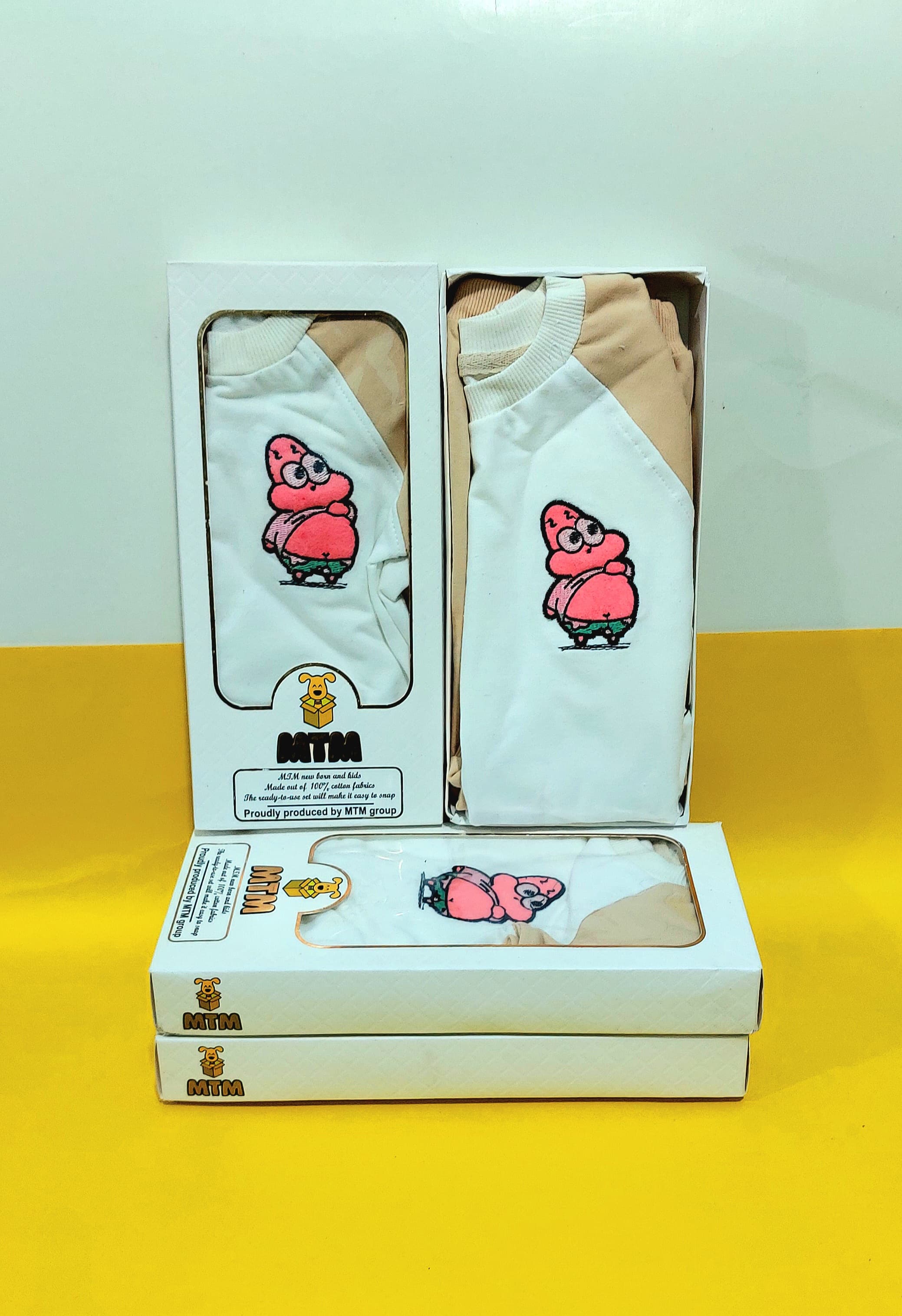 بلوز و شلوار دورس پنبه آستین رگلان طرح پاتریک مناسب برای نوزاد تا 18 ماهگی رنگبندی دارد