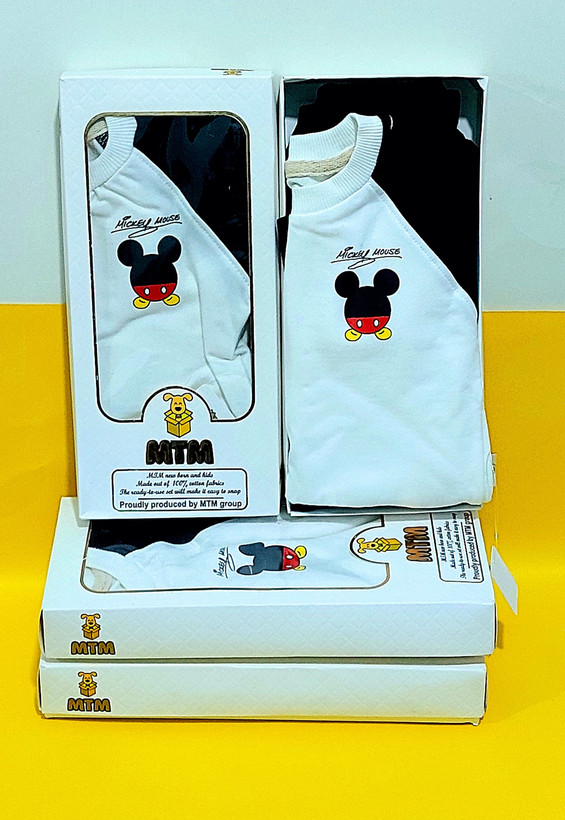 بلوز و شلوار دورس پنبه آستین رگلان طرح میکی موس مناسب نوزاد تا 18 ماهگی رنگبندی دارد