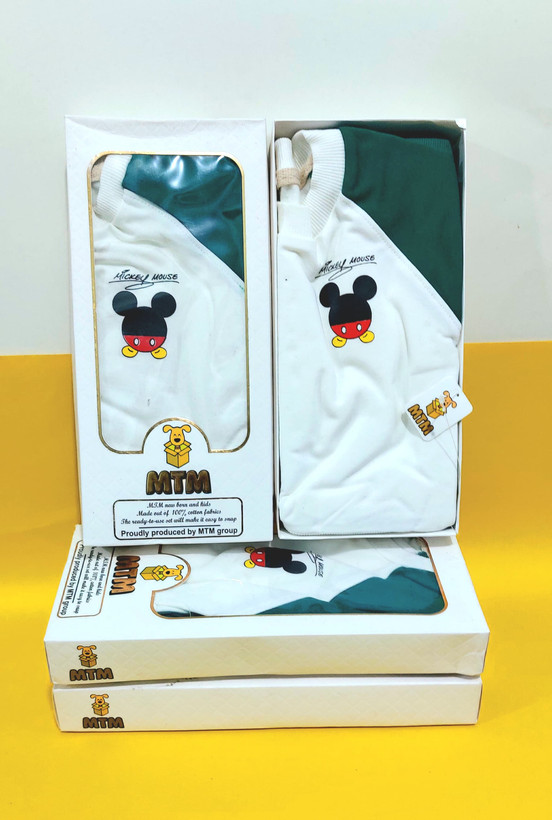 بلوز و شلوار دورس پنبه آستین رگلان طرح میکی موس مناسب نوزاد تا 18 ماهگی رنگبندی دارد