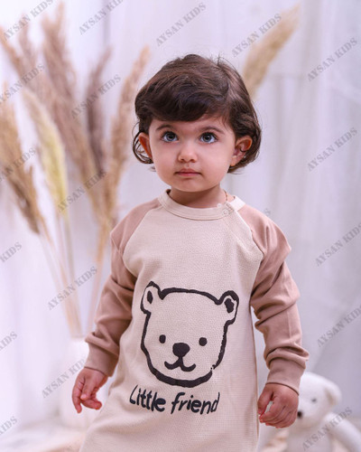 سرهمی جنس پنبه بیسکوییتی طرح Little friend مناسب بدو تولد تا دوسال رنگبندی موجود کرم قهوه