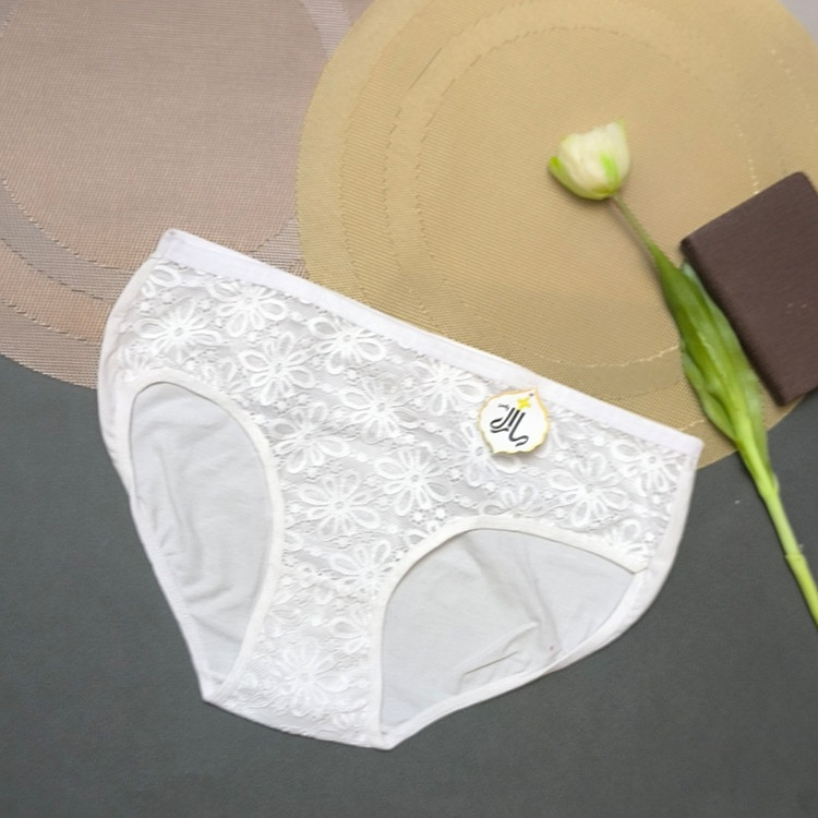 شورت دانتل بابونه پشت کارنخ سفید