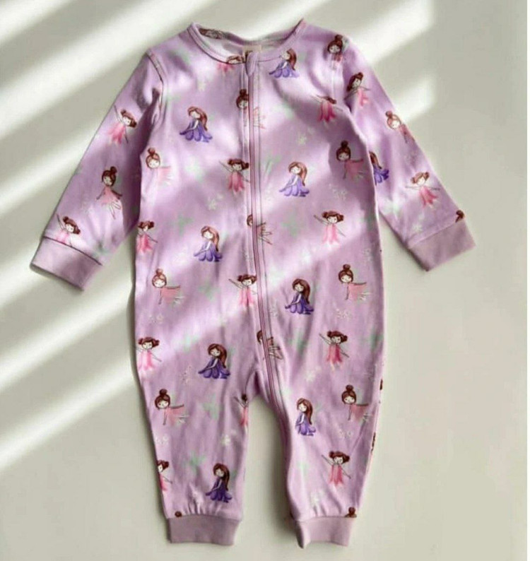 خرید آنلاین سرهمی زیپی نوزاد بدو تولد تا 3 سالگی طرح پرنسس از برند h&m رنگ یاسی چاپدار