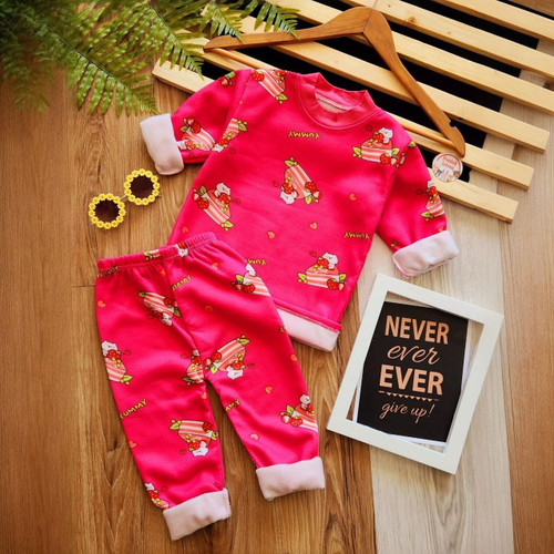 خرید بلوز و شلوار نرمالو | پنبه داخل کرکدار وارداتی گوانگجو | طرح توت فرنگی مناسب 3 تا 6 سال