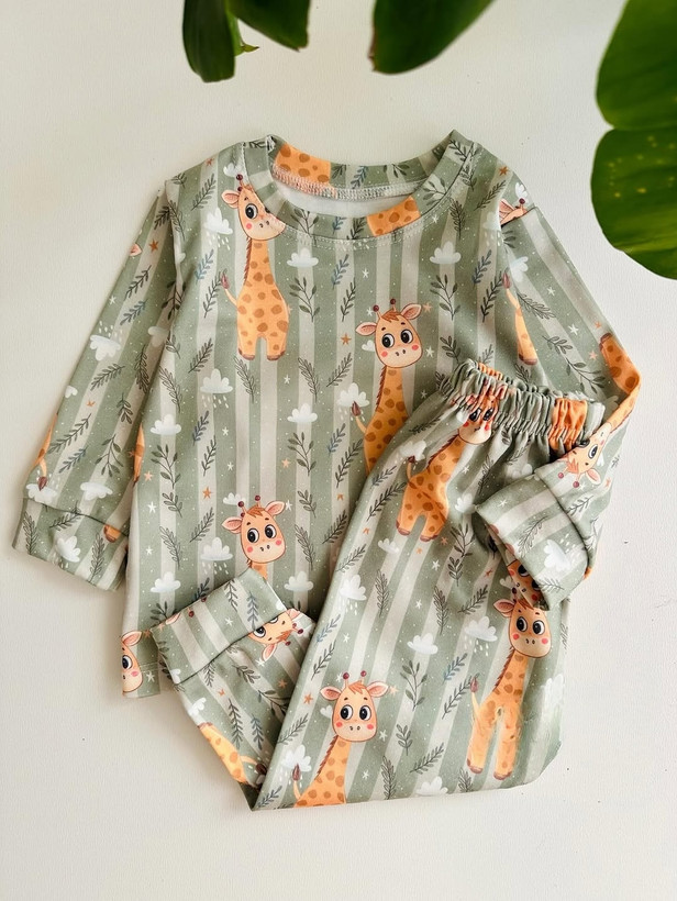 خرید ست لباس راحتی بچگانه آستین بلند با چاپ زرافه / سایز 35 تا 50 مناسب 1تا 6 سال