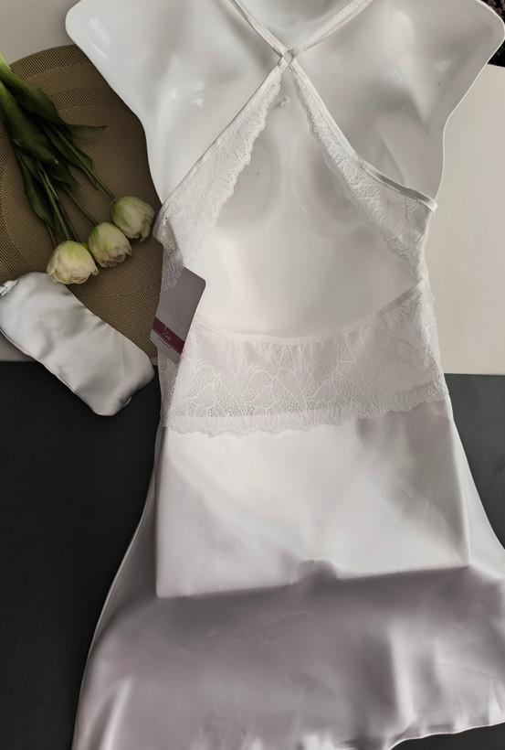 پشت لباس خواب