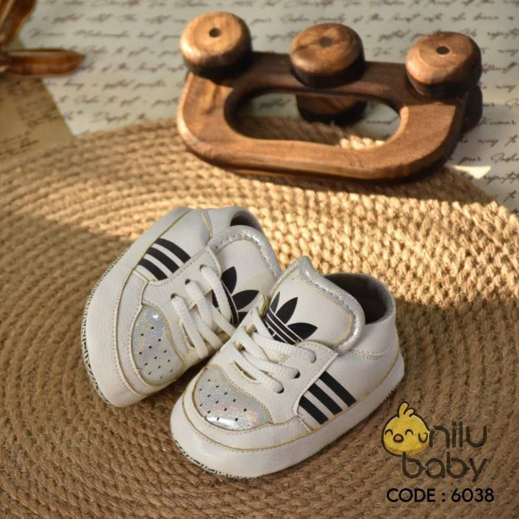 خرید اینترنتی پاپوش نوزادی طرح کتونی آدیداس برگه بلند سایز نوزاد تا 18 ماهگی (10.5 تا 12.5 سانتیمتر)