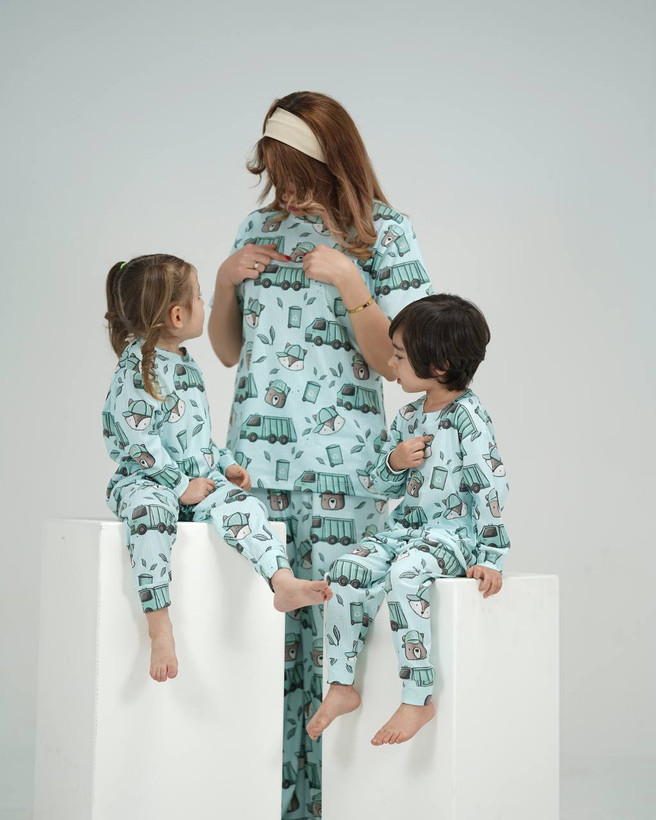 خرید لباس راحتی مادر و کودک جنس پنبه چاپ کامیون مناسب سنین 1.5 تا 8 سال و سایز free مناسب 36 تا 48