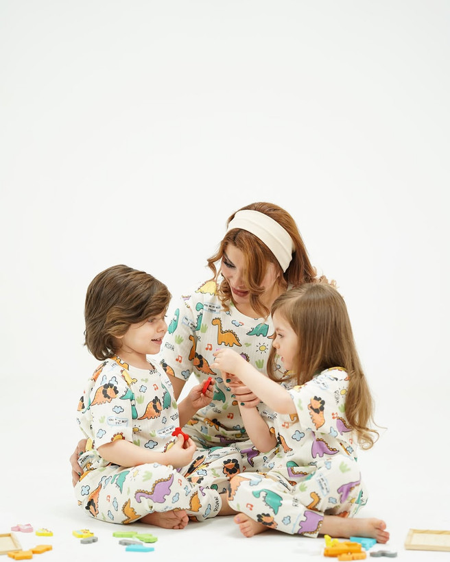 خرید لباس راحتی مادر و کودک جنس پنبه چاپ دایناسوری مناسب سنین 1.5 تا 8 سال و سایز free مناسب 36 تا 48