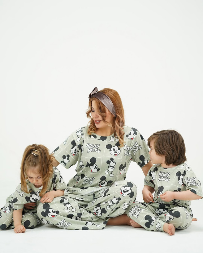 خرید لباس راحتی مادر و کودک جنس پنبه چاپ میکی مناسب سنین 1.5 تا 8 سال و سایز free مناسب 36 تا 48