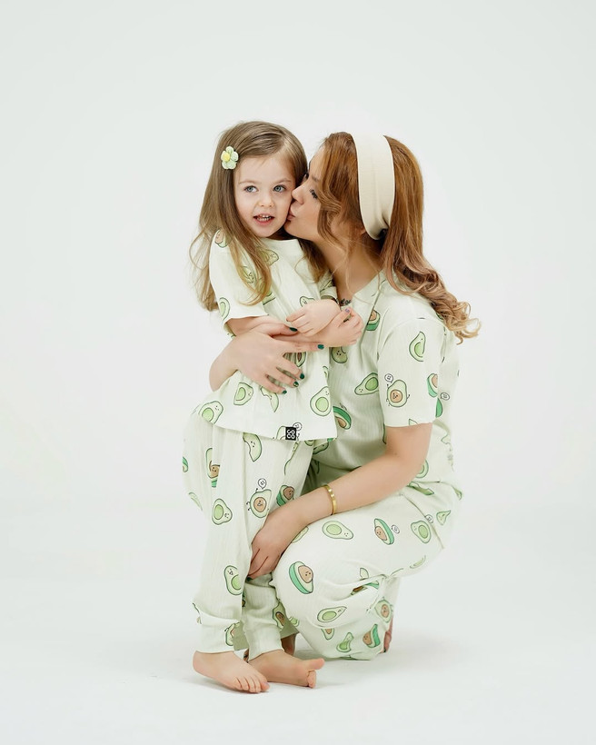 خرید لباس راحتی مادر و کودک جنس پنبه چاپ آووکادو مناسب سنین 1.5 تا 8 سال و سایز free مناسب 36 تا 48