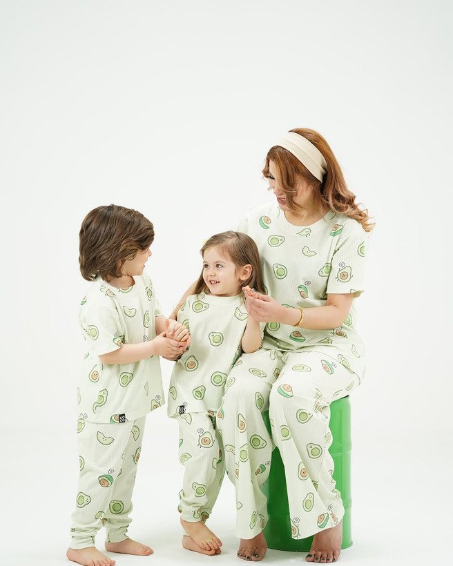 خرید لباس راحتی مادر و کودک جنس پنبه چاپ آووکادو مناسب سنین 1.5 تا 8 سال و سایز free مناسب 36 تا 48